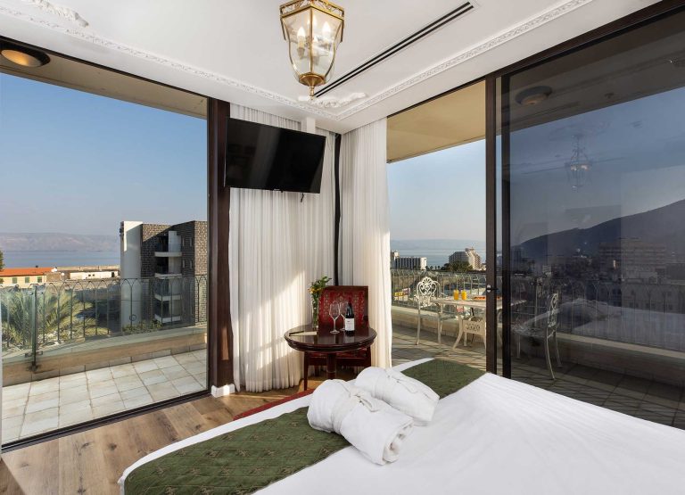 Excutive-panoramic-balcony-room-001