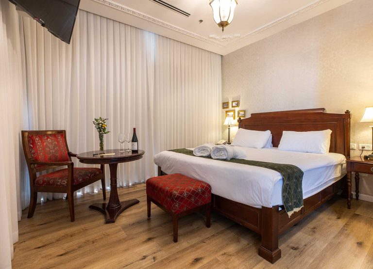 Excutive-panoramic-balcony-room-005