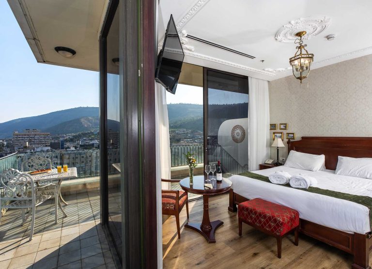 Excutive-panoramic-balcony-room-007
