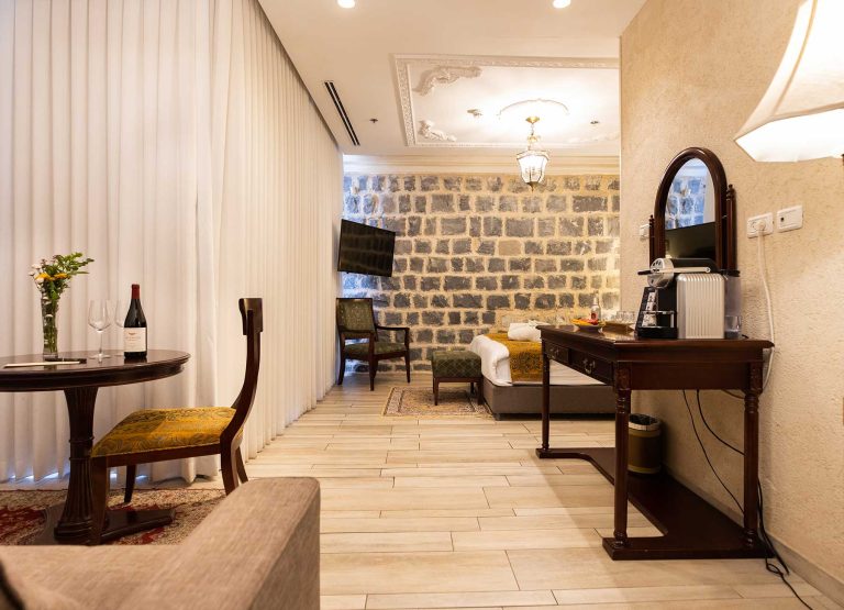 Exutive-balcony-room-004